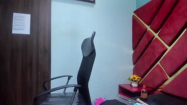 Snapshot of MiaRouss69 chatting on February 2026 05:08:02 AM MiaRouss69 online show from February 2026 05:08:02 AM