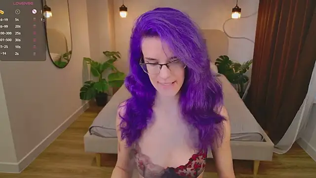 Snapshot of AuraLaunni chatting on July 2026 07:32:02 AM AuraLaunni online show from July 2026 07:32:02 AM