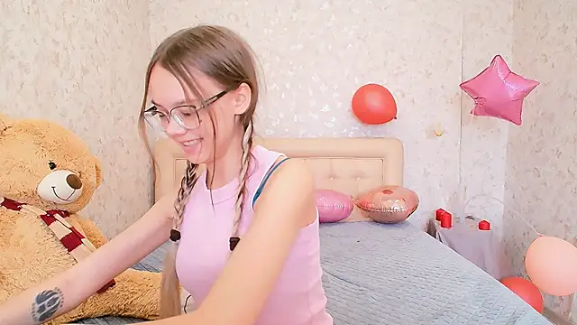 Snapshot of LolliStrawberry chatting on March 2026 07:04:02 AM LolliStrawberry online show from March 2026 07:04:02 AM