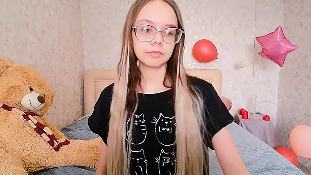 Snapshot of LolliStrawberry chatting on March 2026 02:17:02 AM LolliStrawberry online show from March 2026 02:17:02 AM