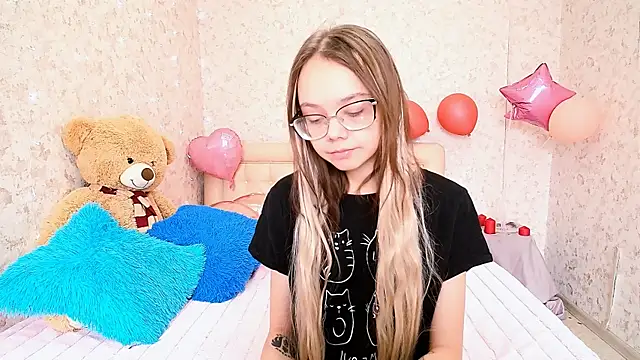 Snapshot of LolliStrawberry chatting on March 2026 02:28:01 AM LolliStrawberry online show from March 2026 02:28:01 AM