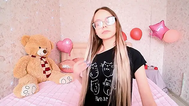 Snapshot of LolliStrawberry chatting on March 2026 05:44:01 AM LolliStrawberry online show from March 2026 05:44:01 AM