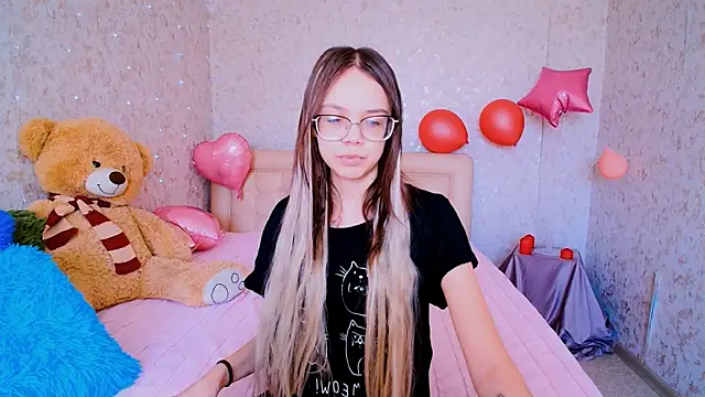 Snapshot of LolliStrawberry chatting on March 2026 04:06:01 AM LolliStrawberry online show from March 2026 04:06:01 AM