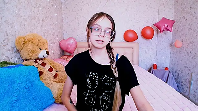 Snapshot of LolliStrawberry chatting on March 2026 08:19:01 AM LolliStrawberry online show from March 2026 08:19:01 AM