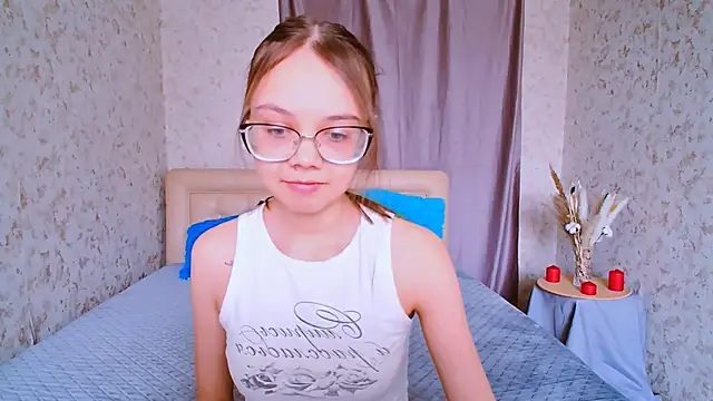 Snapshot of LolliStrawberry chatting on April 2026 06:54:01 AM LolliStrawberry online show from April 2026 06:54:01 AM