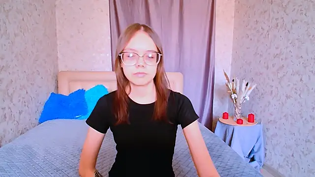 Snapshot of LolliStrawberry chatting on April 2026 07:25:02 AM LolliStrawberry online show from April 2026 07:25:02 AM