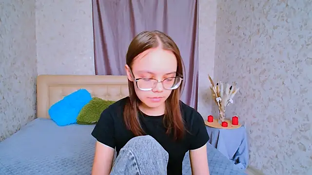 Snapshot of LolliStrawberry chatting on April 2026 10:09:01 AM LolliStrawberry online show from April 2026 10:09:01 AM