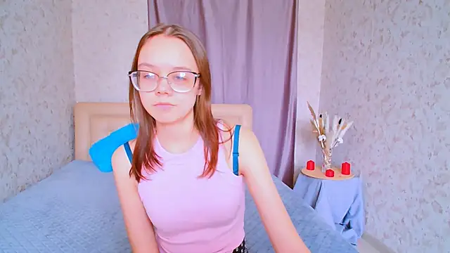 Snapshot of LolliStrawberry chatting on April 2026 08:21:02 AM LolliStrawberry online show from April 2026 08:21:02 AM