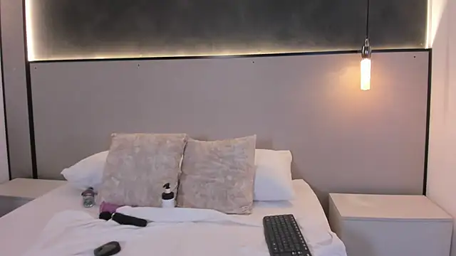 mia slora online show from April 2026 12:19:02 PM