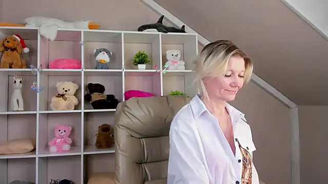 Julie Lucas online show from March 2026 03:12:02 AM