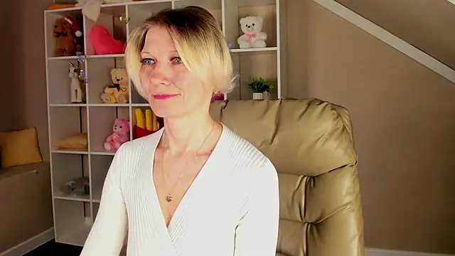 Julie Lucas online show from March 2026 12:39:01 AM