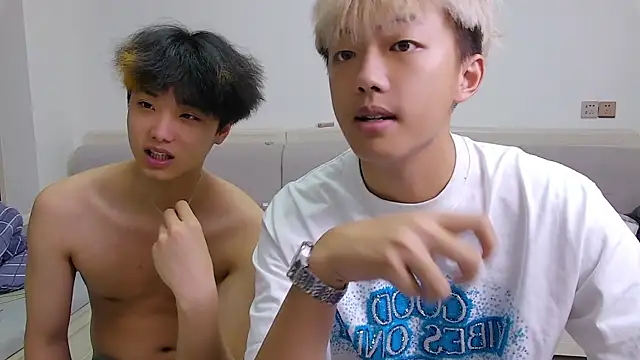 Snapshot of Chocolates-001 chatting on April 2026 08:34:01 AM Chocolates-001 online show from April 2026 08:34:01 AM