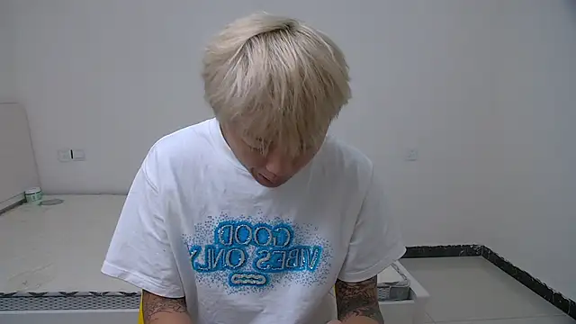 Snapshot of Chocolates-001 chatting on April 2026 04:11:01 AM Chocolates-001 online show from April 2026 04:11:01 AM