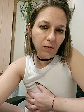 Snapshot of AdaJoy chatting on April 2026 01:19:01 PM AdaJoy online show from April 2026 01:19:01 PM