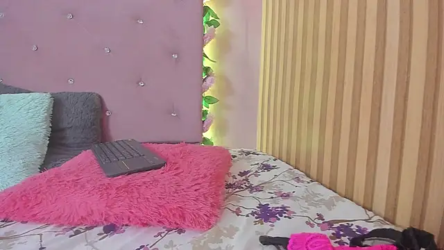 Snapshot of lovely__kiss__ chatting on April 2026 09:39:33 PM lovely kiss online show from April 2026 09:39:33 PM