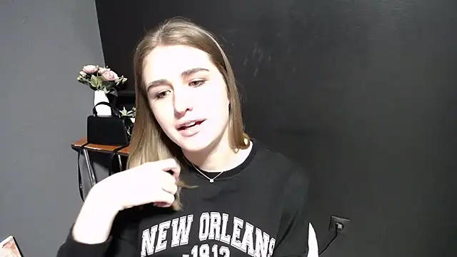 Snapshot of Sunny_siren chatting on April 2026 12:58:02 PM Sunny siren online show from April 2026 12:58:02 PM