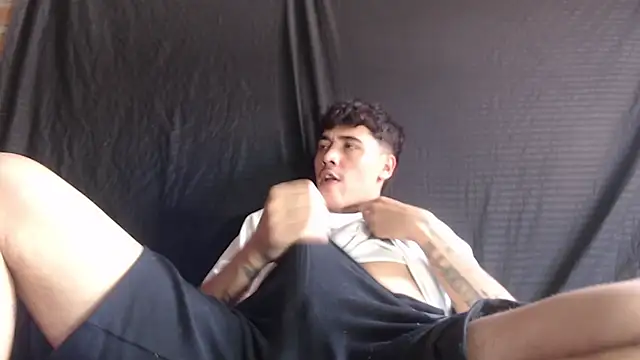 Andres1037 online show from February 2026 04:33:01 PM