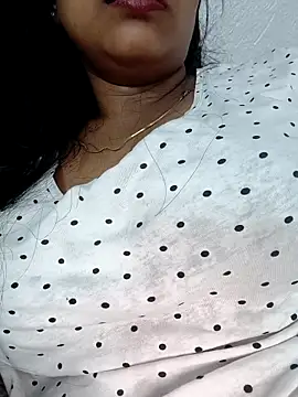 Snapshot of Hot-Tinaa chatting on April 2026 12:33:01 AM Hot-Tinaa online show from April 2026 12:33:01 AM