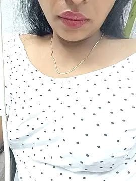 Snapshot of Hot-Tinaa chatting on April 2026 12:33:01 AM Hot-Tinaa online show from April 2026 12:33:01 AM