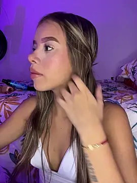 Snapshot of BellaMoon_ chatting on March 2026 12:16:01 AM BellaMoon online show from March 2026 12:16:01 AM