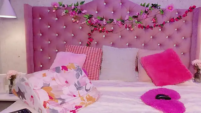 Snapshot of EllieNeptune_ chatting on April 2026 09:39:33 PM EllieNeptune online show from April 2026 09:39:33 PM