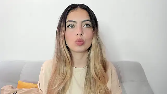 Snapshot of Fernanda_aaaa chatting on April 2026 03:24:01 PM Fernanda aaaa online show from April 2026 03:24:01 PM