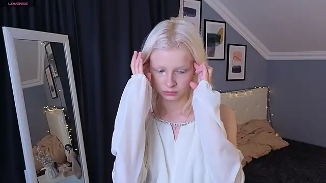 Naomi Demio online show from March 2026 12:33:01 PM