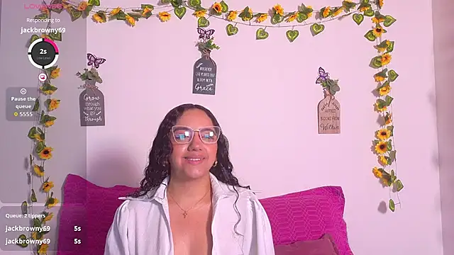 Snapshot of emiily_curly chatting on July 2026 11:28:02 AM emiily curly online show from July 2026 11:28:02 AM
