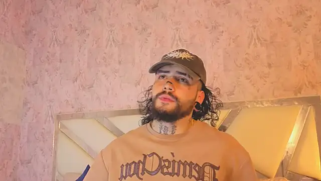 Snapshot of Benny_and_Mark chatting on April 2026 03:17:02 AM Benny and Mark online show from April 2026 03:17:02 AM