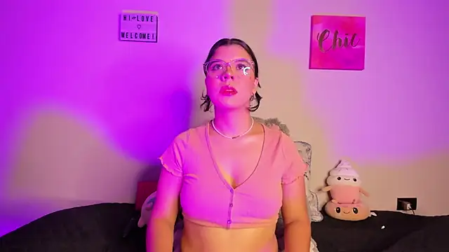 Snapshot of ViolettM chatting on March 2026 04:05:02 AM ViolettM online show from March 2026 04:05:02 AM