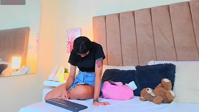 Snapshot of LANA_LARSEN chatting on April 2026 11:38:01 AM LANA LARSEN online show from April 2026 11:38:01 AM