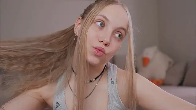 Snapshot of Appr0ved_ chatting on April 2026 07:47:02 AM Appr0ved online show from April 2026 07:47:02 AM