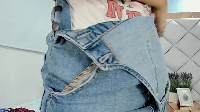 Snapshot of crystalstonee chatting on April 2026 09:43:01 PM crystalstonee online show from April 2026 09:43:01 PM