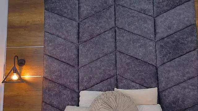 AnnieRouse   online show from April 2026 11:37:01 AM