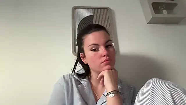 kiaraaaa75 online show from April 2026 06:20:01 PM