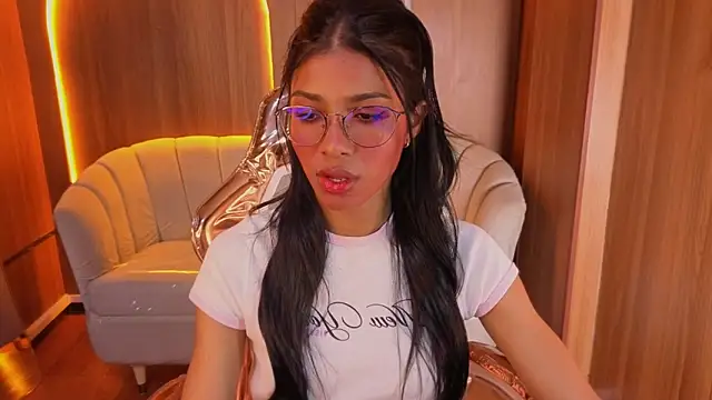 Snapshot of Alina_b_ chatting on May 2026 08:05:01 PM Alina b online show from May 2026 08:05:01 PM