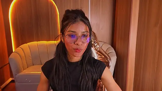 Snapshot of Alina_b_ chatting on May 2026 01:57:16 AM Alina b online show from May 2026 01:57:16 AM