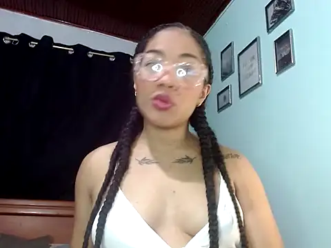 Snapshot of Sexy_Supermomm chatting on April 2026 11:37:02 PM Sexy Supermomm online show from April 2026 11:37:02 PM