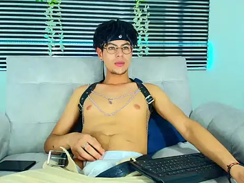 ThiiagoSaeenz online show from April 2026 04:35:01 AM