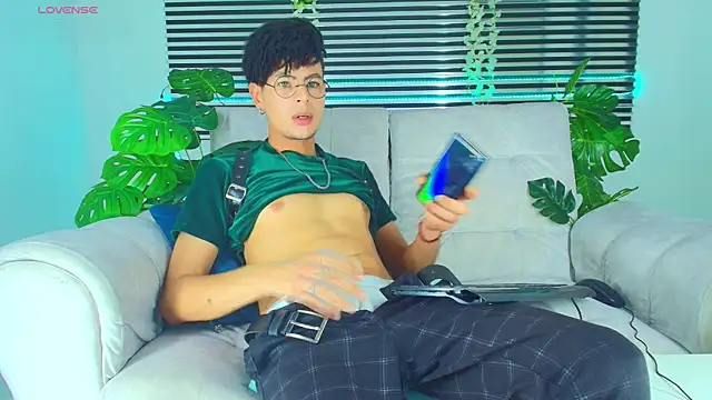 ThiiagoSaeenz online show from April 2026 09:50:02 PM