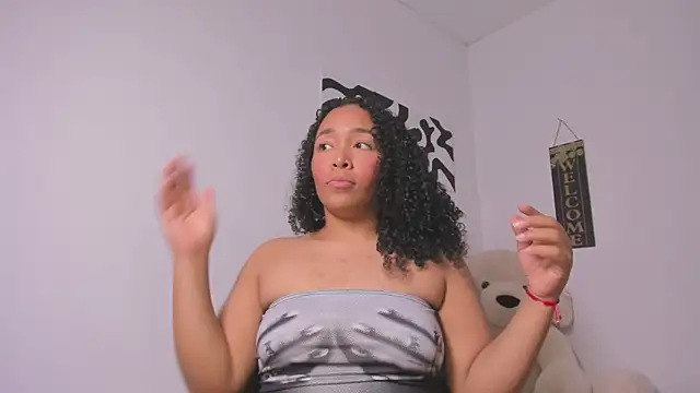 Snapshot of Nia13 chatting on April 2026 03:33:02 AM Nia13 online show from April 2026 03:33:02 AM