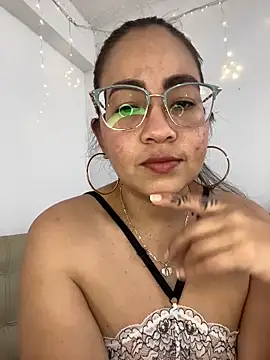 Snapshot of alisbloom chatting on March 2026 06:12:02 PM alisbloom online show from March 2026 06:12:02 PM