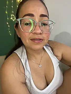 Snapshot of alisbloom chatting on March 2026 06:14:02 PM alisbloom online show from March 2026 06:14:02 PM