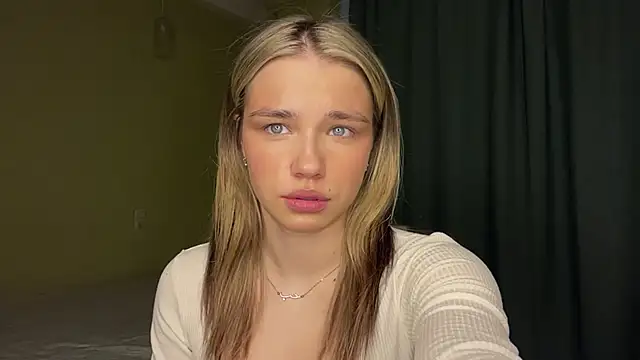 Snapshot of EarthaStinett chatting on April 2026 06:07:02 AM EarthaStinett online show from April 2026 06:07:02 AM