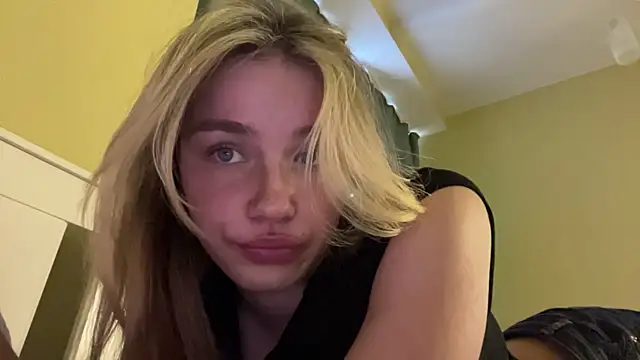 Snapshot of EarthaStinett chatting on April 2026 12:51:02 PM EarthaStinett online show from April 2026 12:51:02 PM