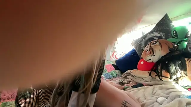 Snapshot of TheMoonNTheSun chatting on April 2026 12:23:01 AM TheMoonNTheSun online show from April 2026 12:23:01 AM