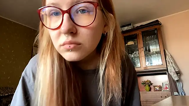 Snapshot of LaureenVielma chatting on April 2026 07:30:01 AM LaureenVielma online show from April 2026 07:30:01 AM