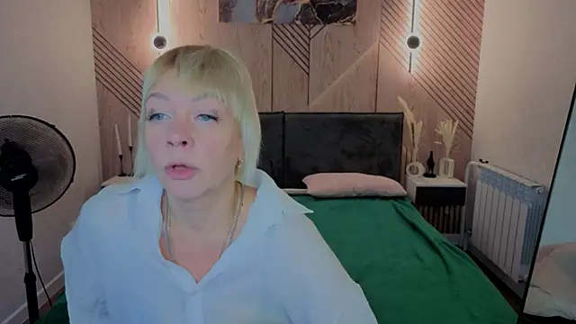 Snapshot of Ann_Annise chatting on June 2026 12:28:02 AM Ann Annise online show from June 2026 12:28:02 AM