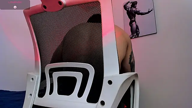 Snapshot of LiamReigns_ chatting on April 2026 09:08:01 AM LiamReigns online show from April 2026 09:08:01 AM