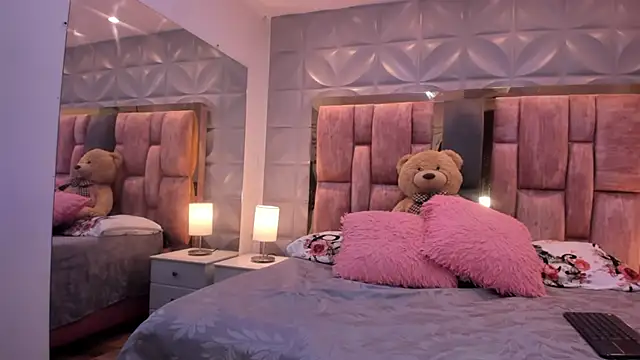 Paris Velvet online show from April 2026 11:32:02 PM